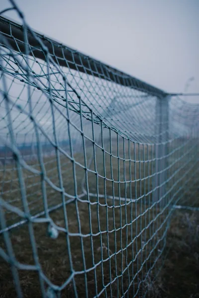 Fussballtor mit Netz auf einem Sportplatz