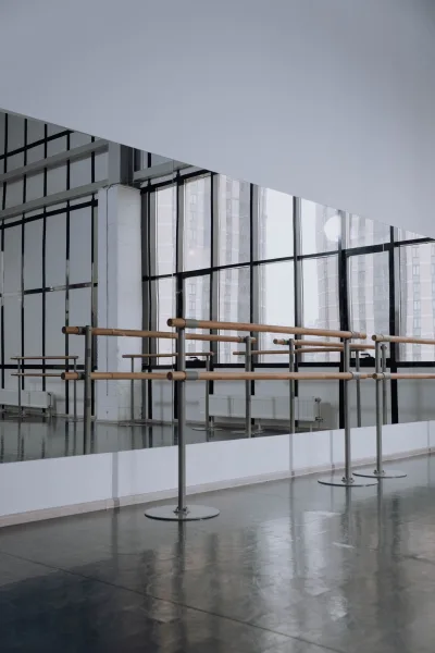 Tanzsaal mit Ballettstangen und Spiegelwand