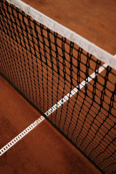 Tennisnetz auf einem Sandplatz